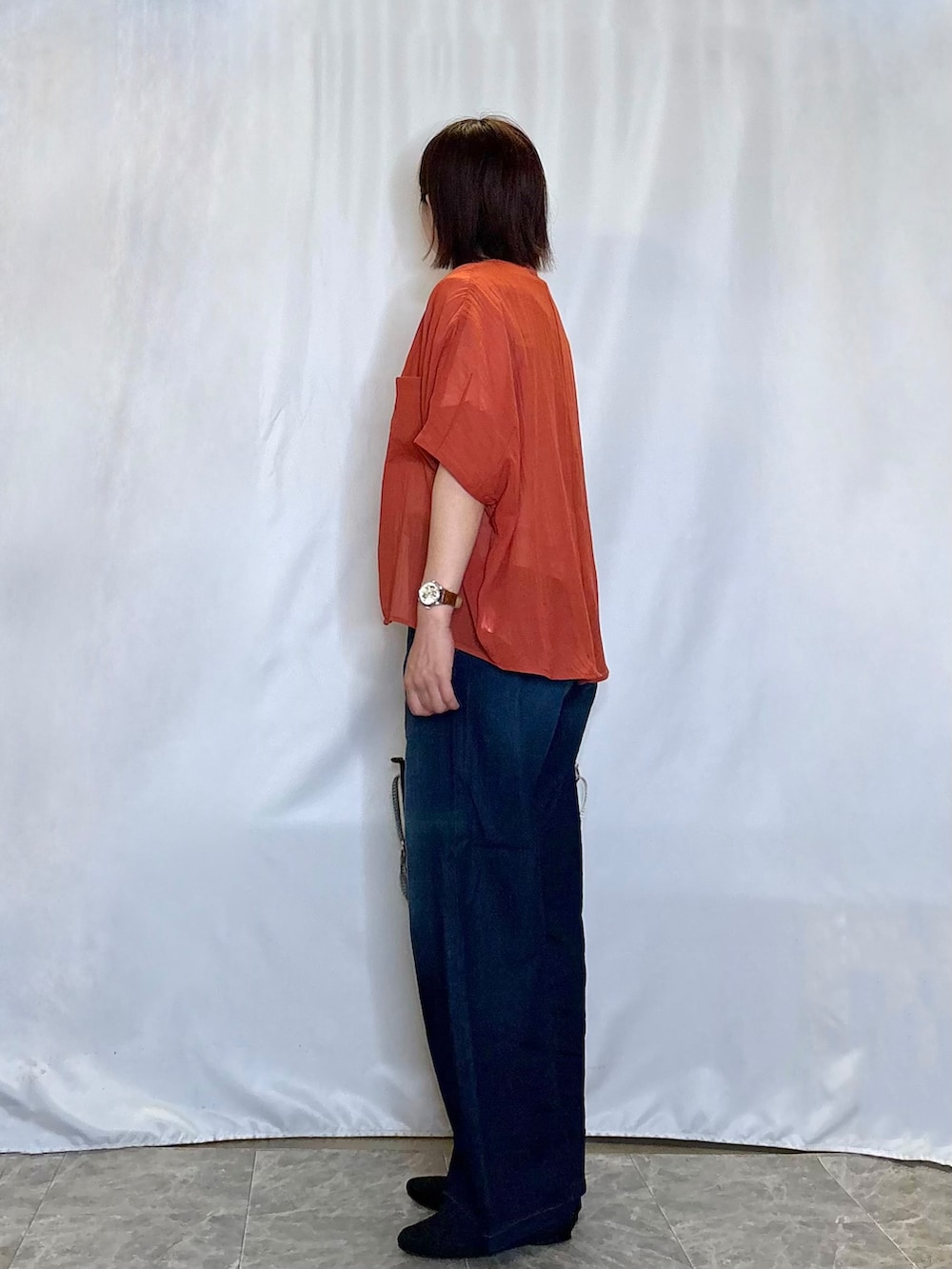 オレンジ系のシャツ/ブラウス、ホワイト系のTシャツ/カットソー、ブルー系のその他パンツを着用したレディースの夏コーディネートの4枚目の写真