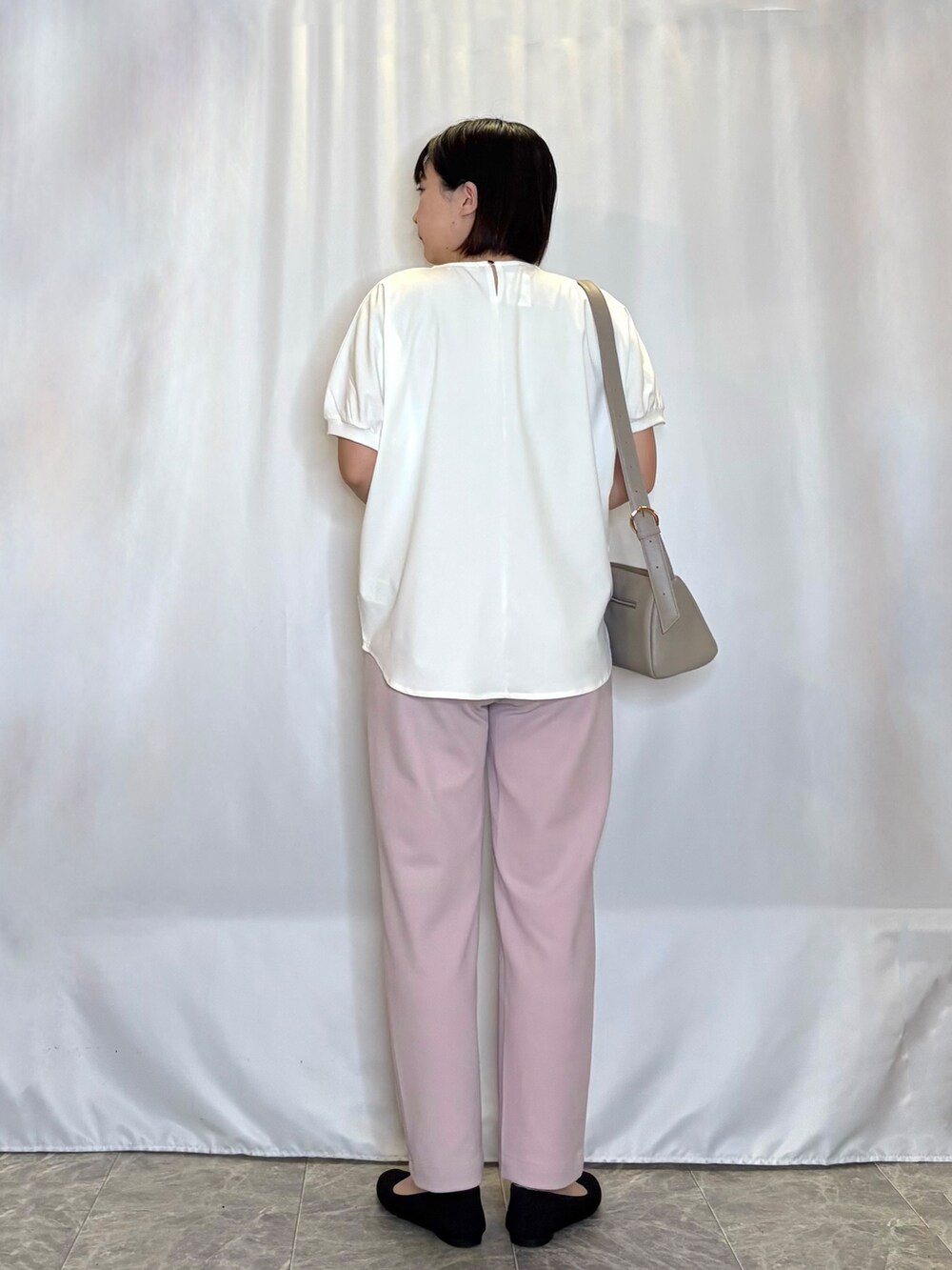 ピンク系のその他パンツ、ベージュ系のショルダーバッグ、ブラック系のパンプスを着用したレディースの春コーディネートの3枚目の写真