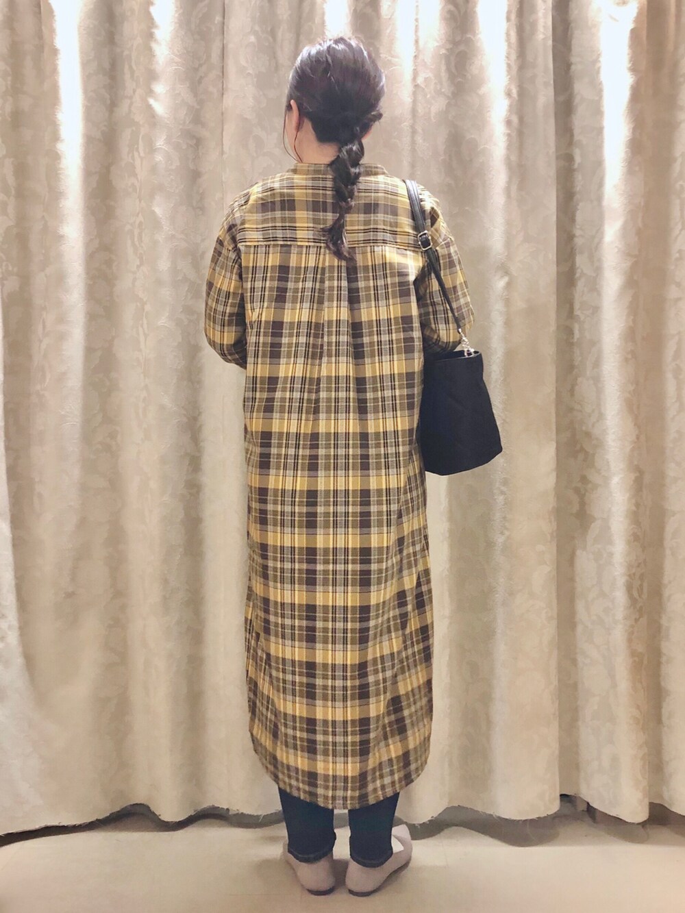 ベージュ系のスウェット、ベージュ系のパンプス、イエロー系のワンピースを着用したレディースの秋コーディネートの3枚目の写真