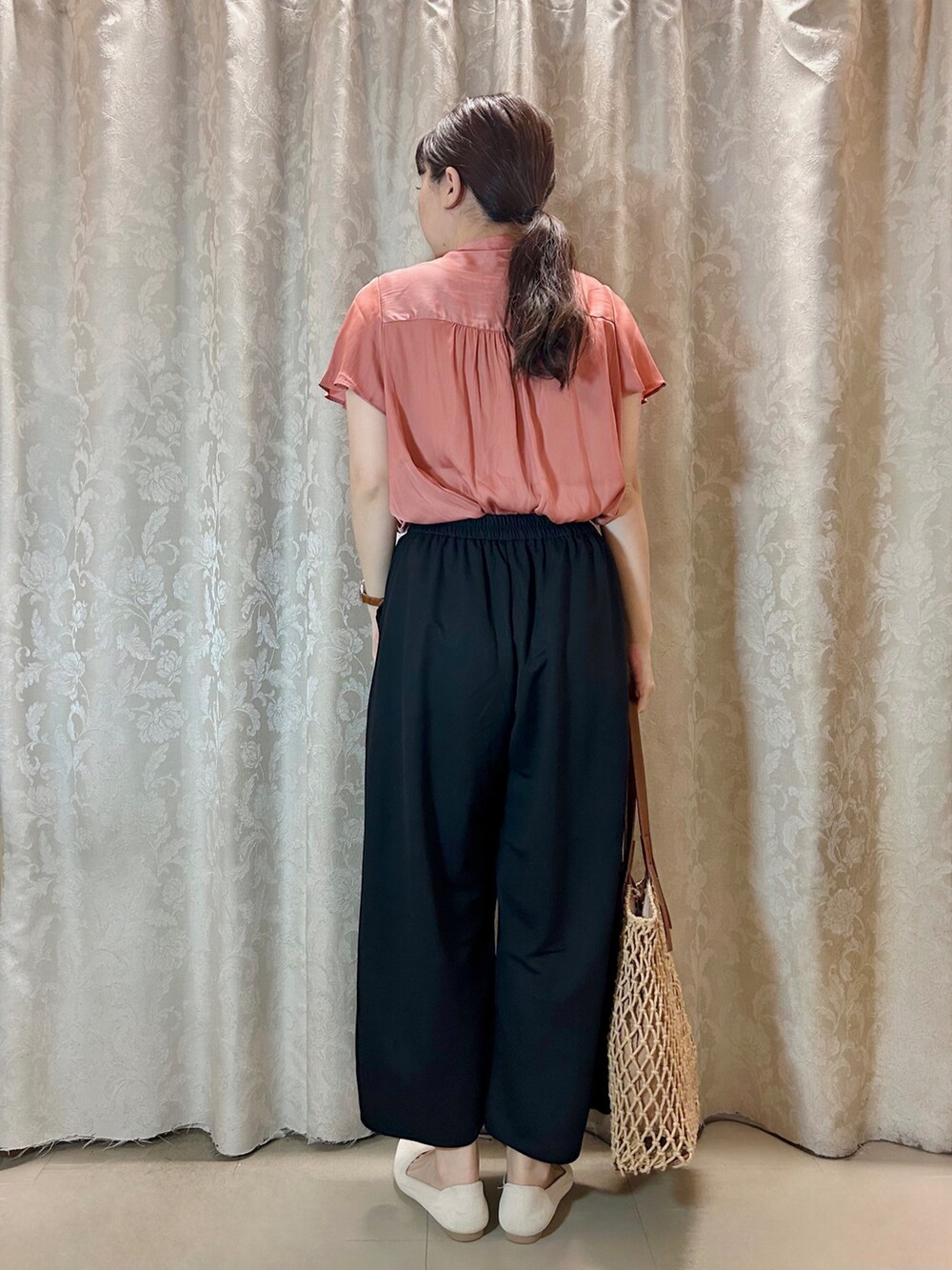 ブラック系のその他パンツ、ベージュ系のパンプス、ブラウン系のトートバッグを着用したレディースの夏コーディネートの3枚目の写真