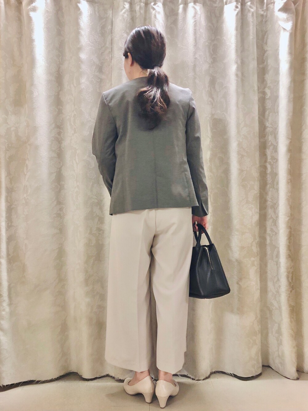 ホワイト系のシャツ/ブラウス、グレー系のノーカラージャケット、ベージュ系のその他パンツを着用したレディースの春コーディネートの3枚目の写真