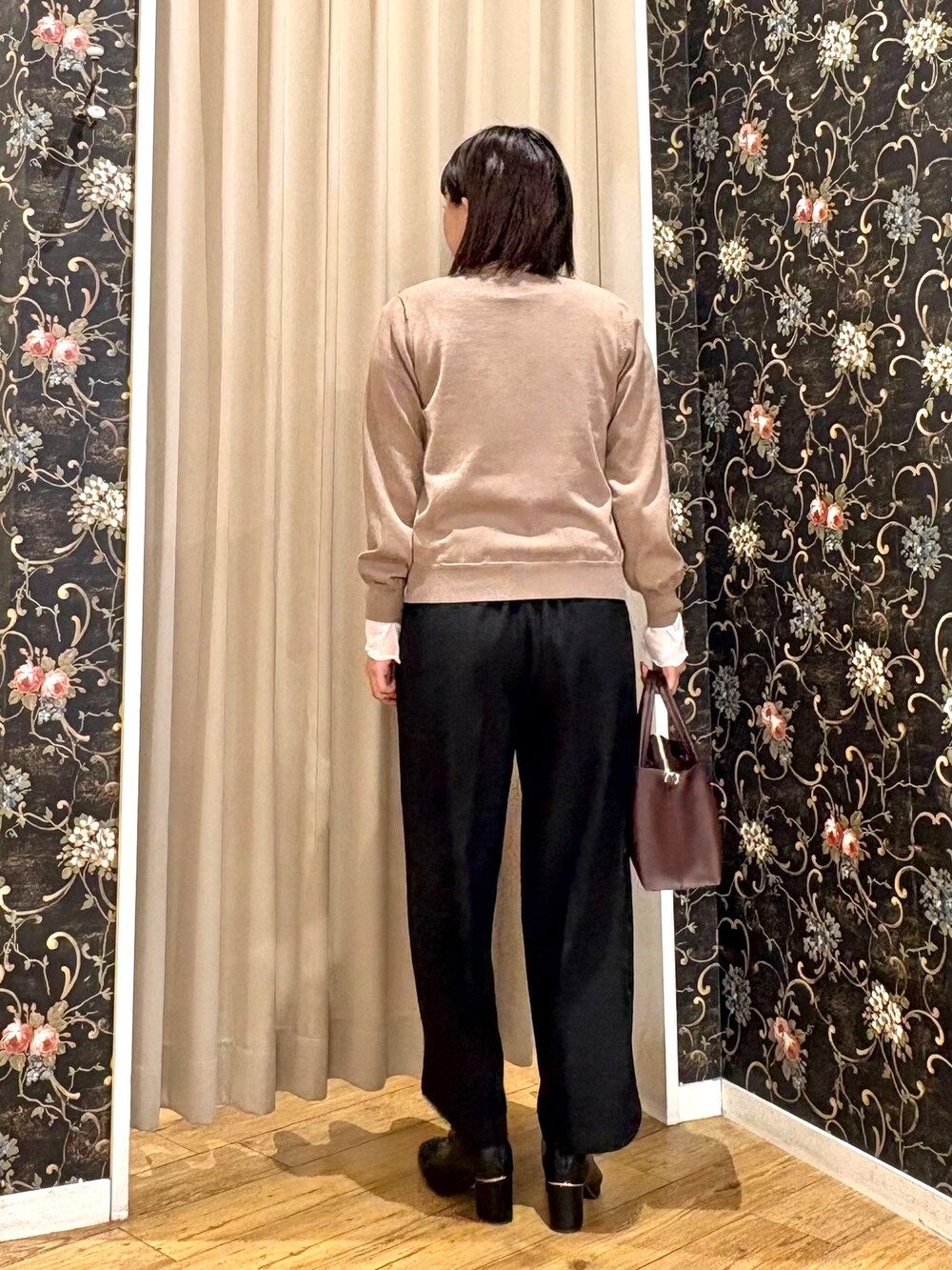 ブラウン系のカーディガン/ボレロ、ホワイト系のTシャツ/カットソー、ブラック系のその他パンツを着用したレディースの秋コーディネートの3枚目の写真