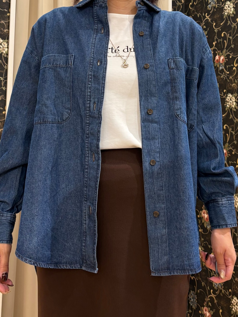 ブルー系のシャツ/ブラウス、ホワイト系のTシャツ/カットソー、ブラウン系のスカートを着用したレディースの秋コーディネートの4枚目の写真