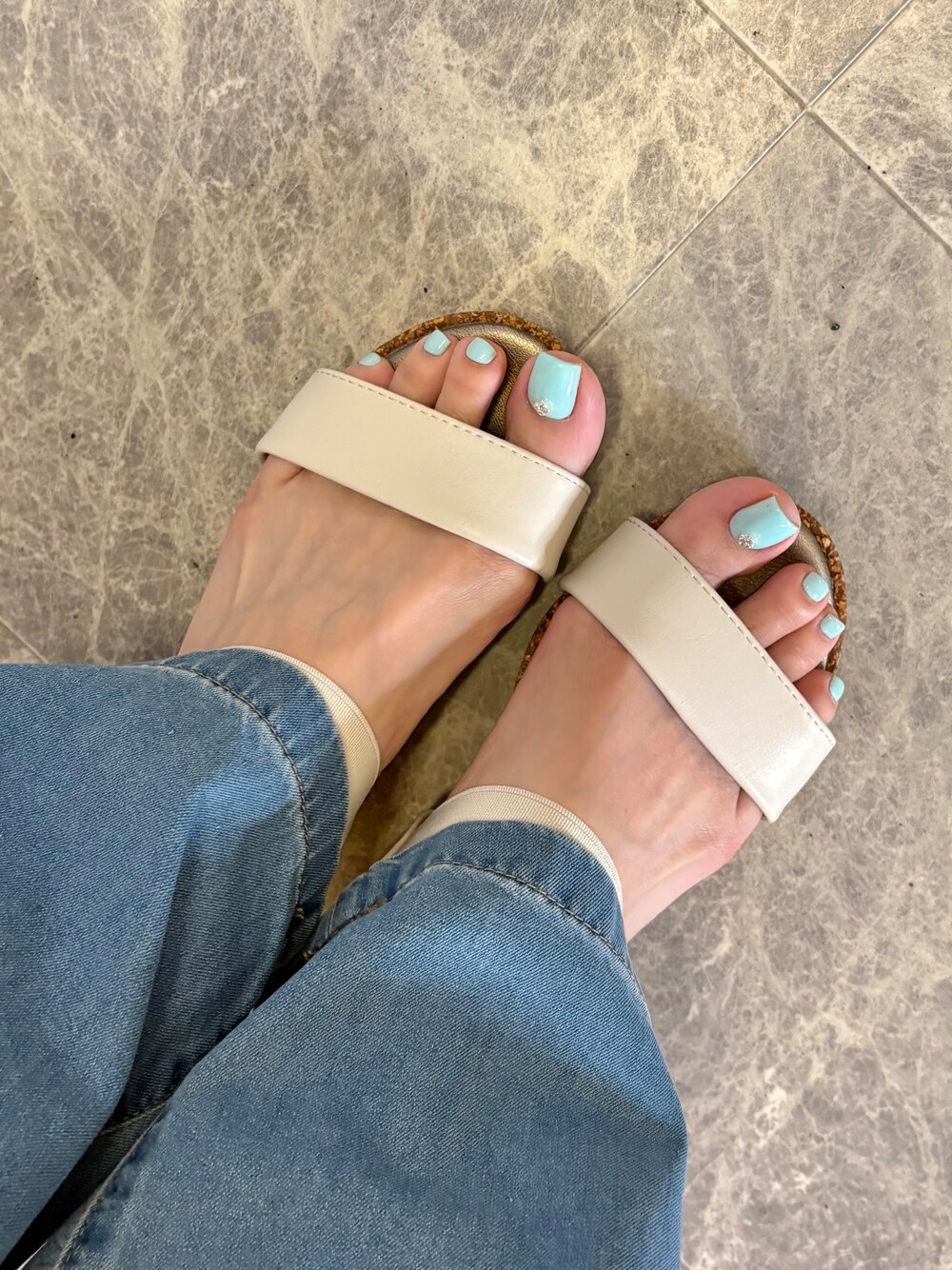 オレンジ系のカーディガン/ボレロ、ブルー系のその他パンツ、ホワイト系のサンダルを着用したレディースの夏コーディネートの5枚目の写真