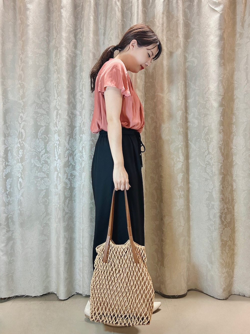 ブラック系のその他パンツ、ベージュ系のパンプス、ブラウン系のトートバッグを着用したレディースの夏コーディネートの2枚目の写真
