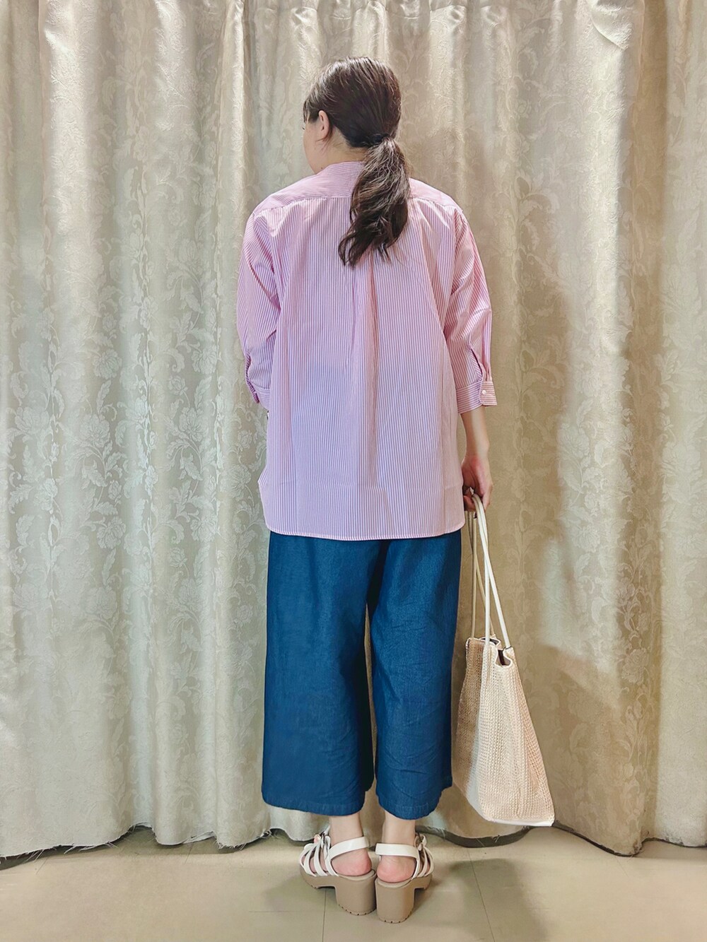 ホワイト系のサンダル、ホワイト系のトートバッグ、ピンク系のシャツ/ブラウスを着用したレディースの夏コーディネートの3枚目の写真