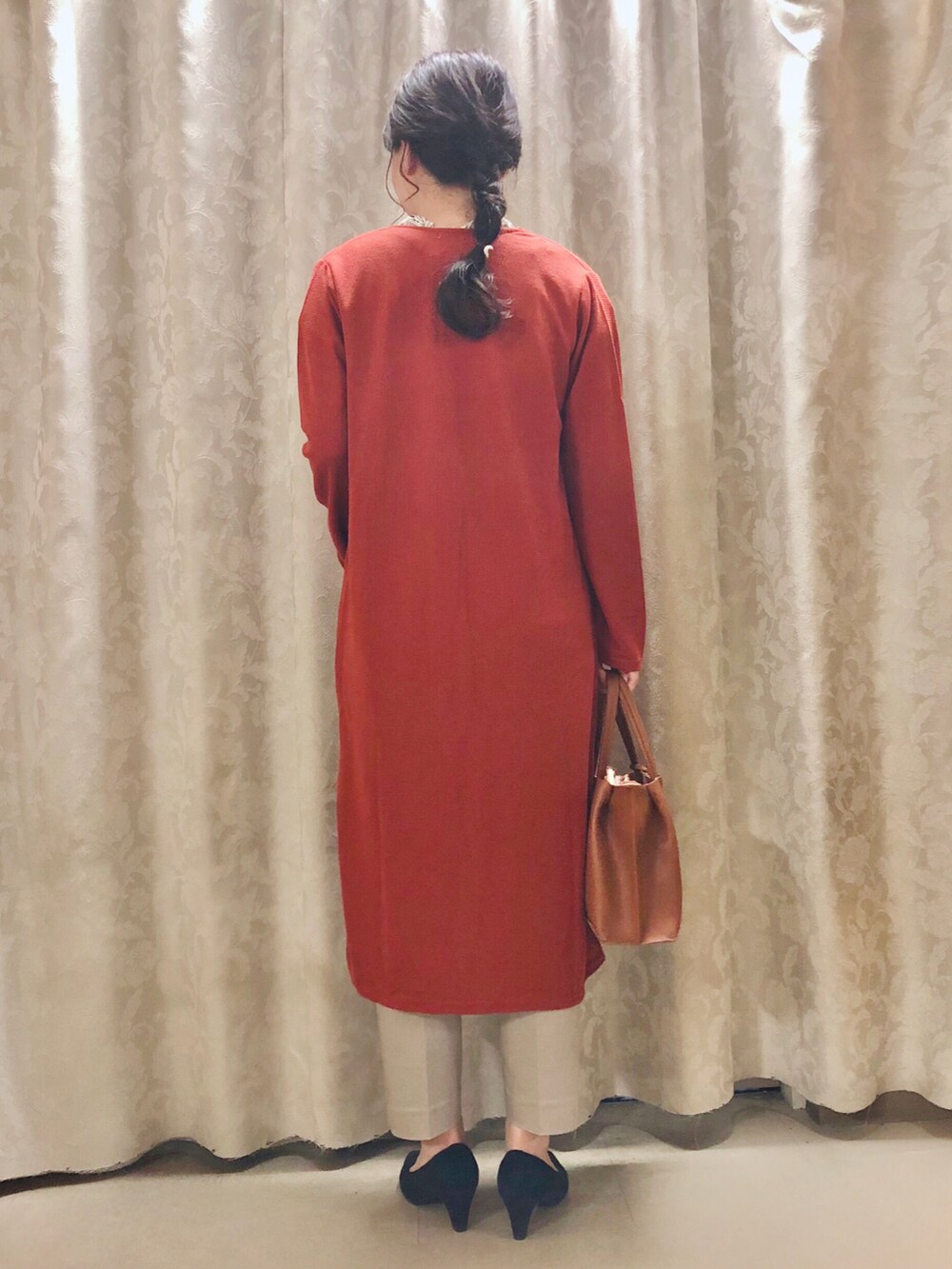 ホワイト系のシャツ/ブラウス、イエロー系のトートバッグ、ブラック系のパンプスを着用したレディースの秋コーディネートの3枚目の写真