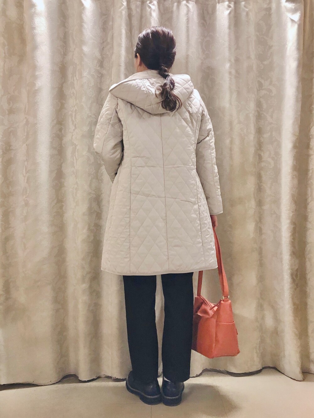 ブルー系のニット/セーター、ブラック系のその他パンツ、ブラック系のドレスシューズを着用したレディースの秋コーディネートの3枚目の写真