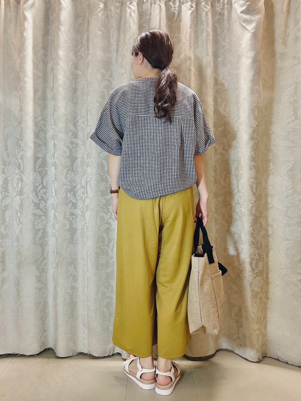 ブラック系のシャツ/ブラウス、イエロー系のその他パンツ、ホワイト系のサンダルを着用したレディースの夏コーディネートの3枚目の写真