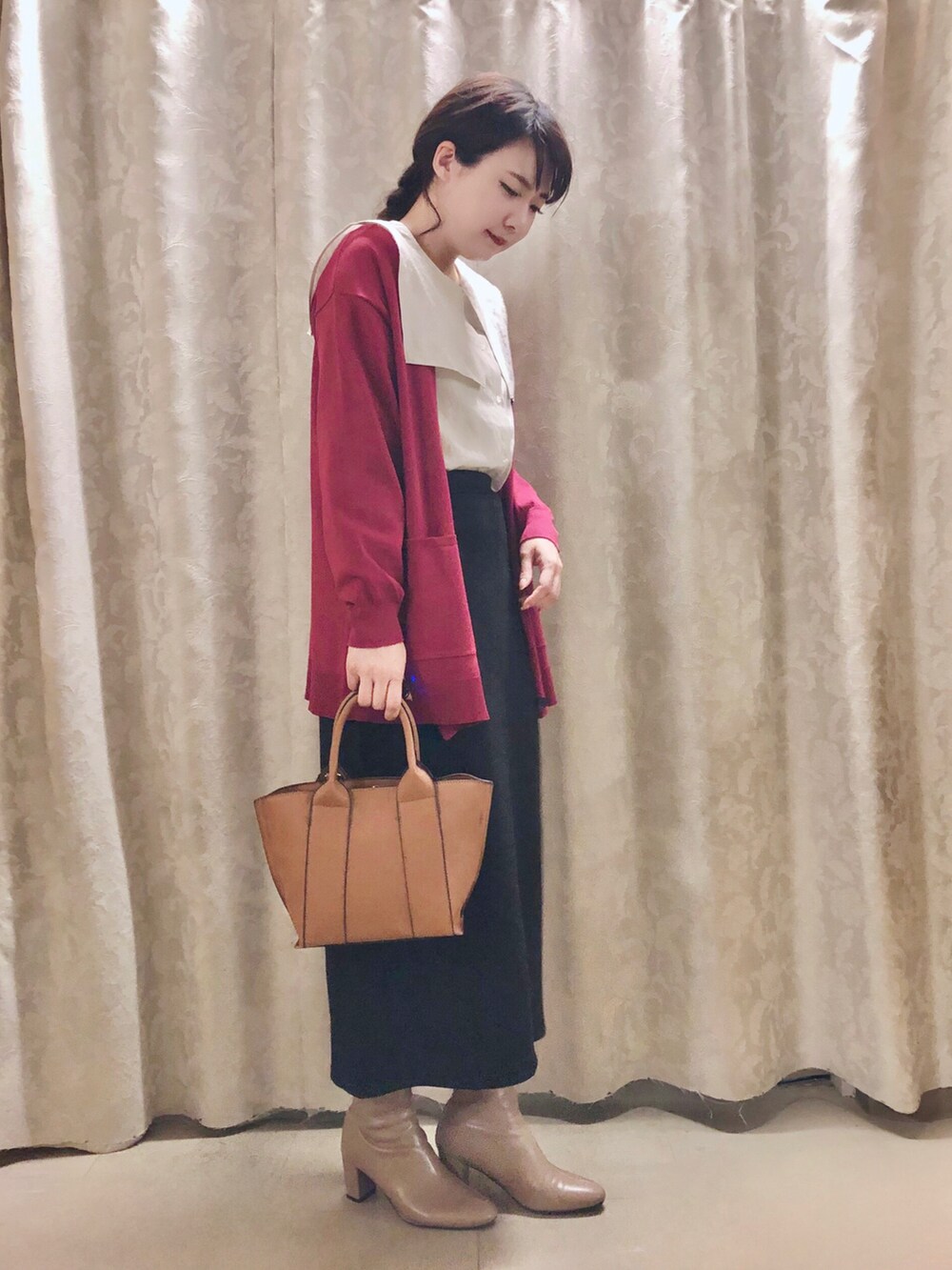 ベージュ系のシャツ/ブラウス、ブラック系のスカート、パープル系のカーディガン/ボレロを着用したレディースの秋コーディネートの2枚目の写真