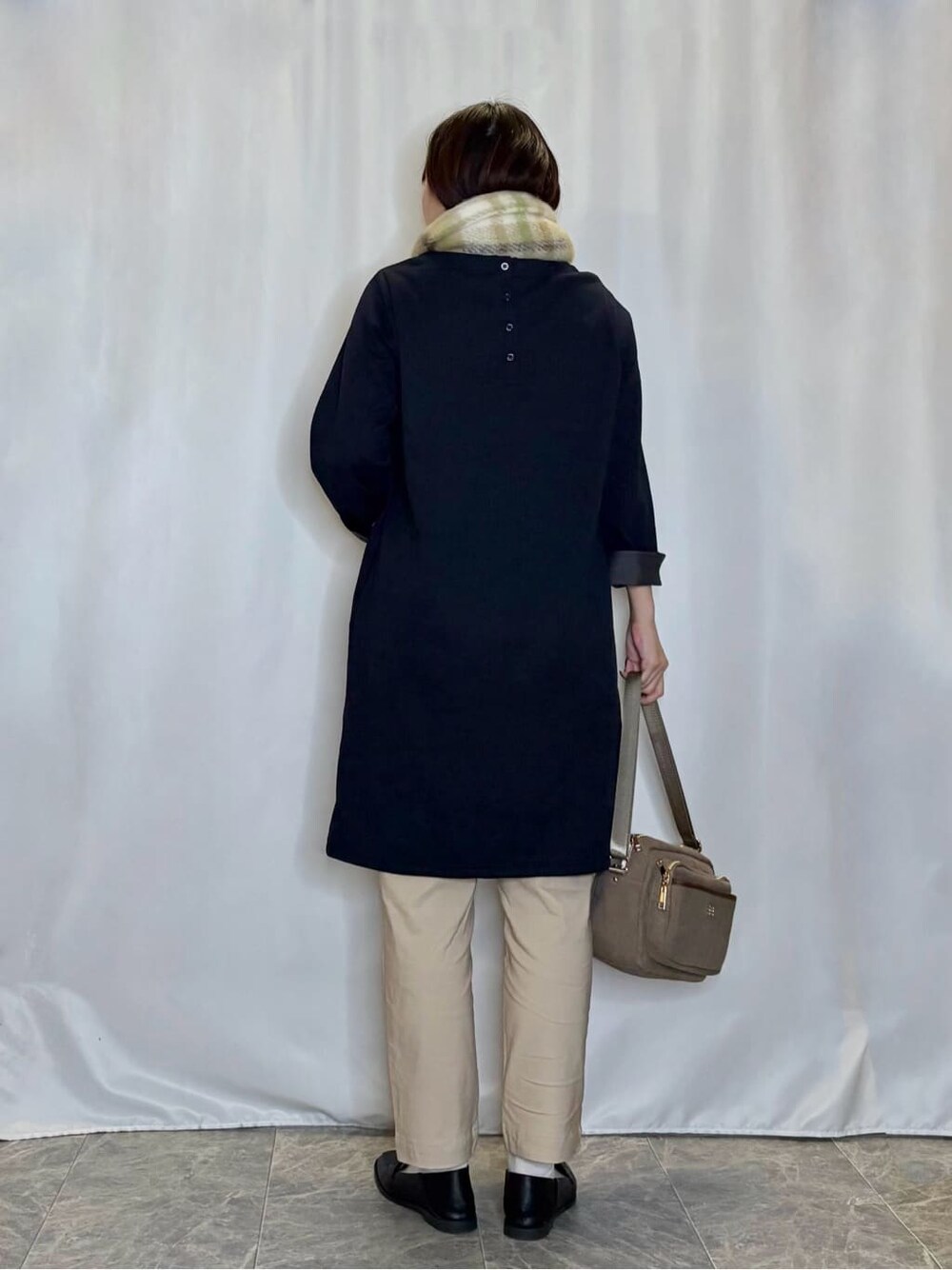 ブルー系のチュニック、ベージュ系のその他パンツ、ブラック系のその他シューズを着用したレディースの冬コーディネートの3枚目の写真