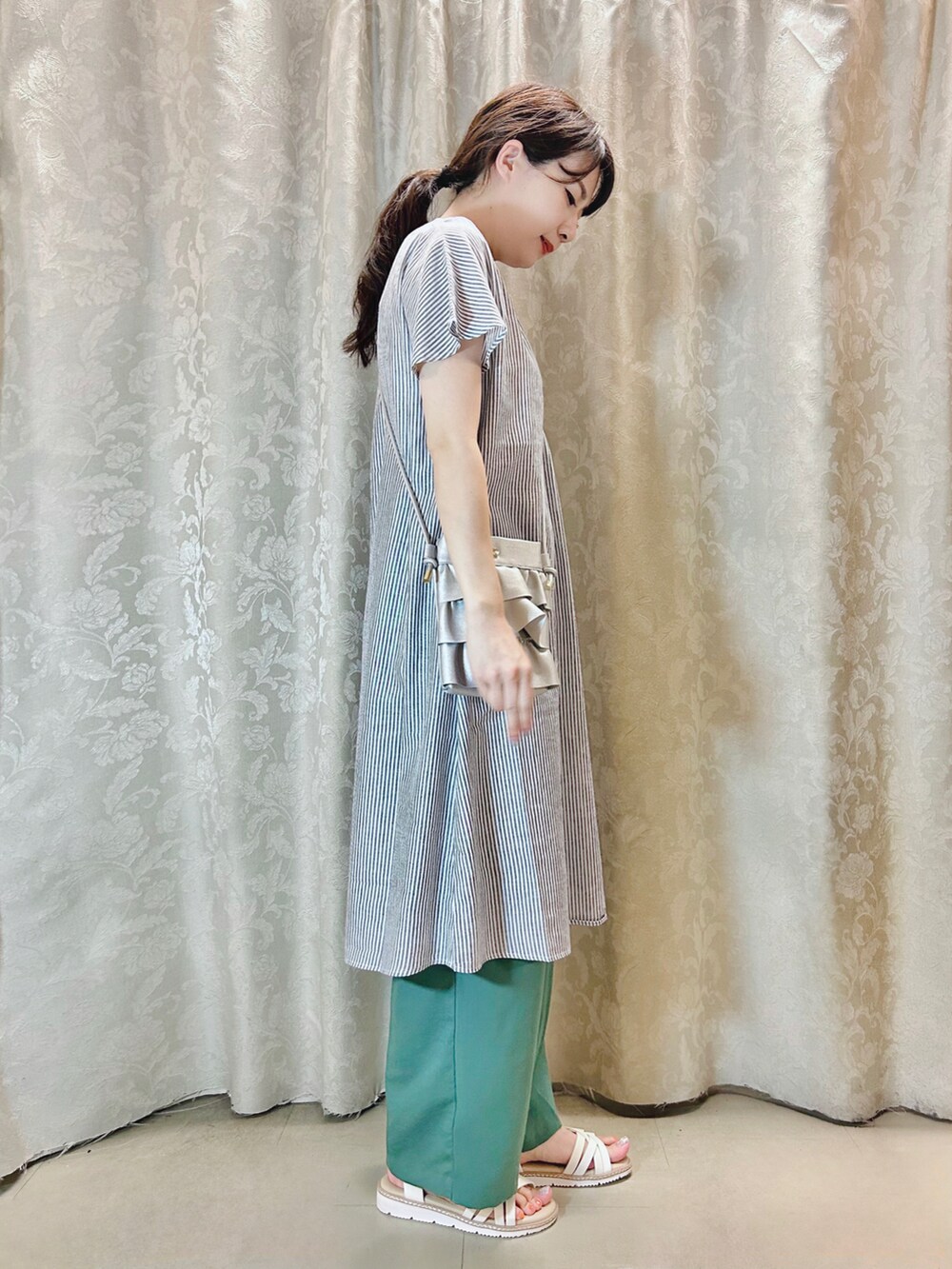 ブラック系のワンピース、グリーン系のその他パンツ、ホワイト系のサンダルを着用したレディースの夏コーディネートの2枚目の写真