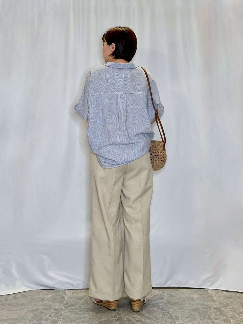 ブルー系のシャツ/ブラウス、ベージュ系のその他パンツ、シルバー系のサンダルを着用したレディースの夏コーディネートの3枚目の写真