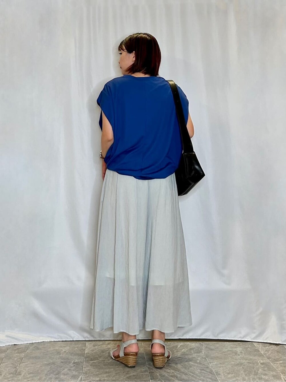 ブルー系のTシャツ/カットソー、グリーン系のその他パンツ、シルバー系のサンダルを着用したレディースの夏コーディネートの3枚目の写真