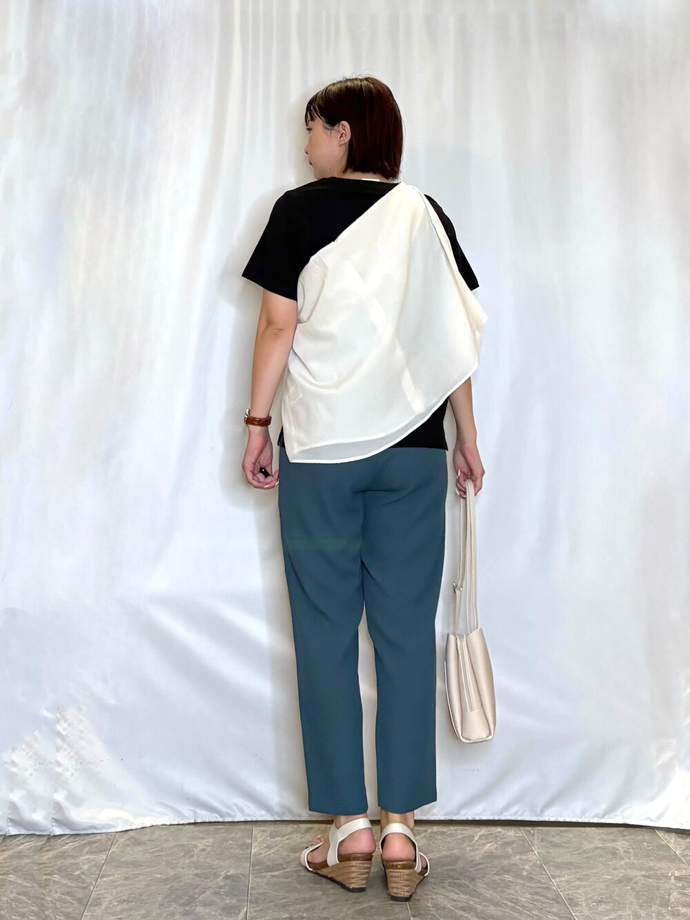 ホワイト系のシャツ/ブラウス、ブラック系のTシャツ/カットソー、グリーン系のその他パンツを着用したレディースの夏コーディネートの4枚目の写真