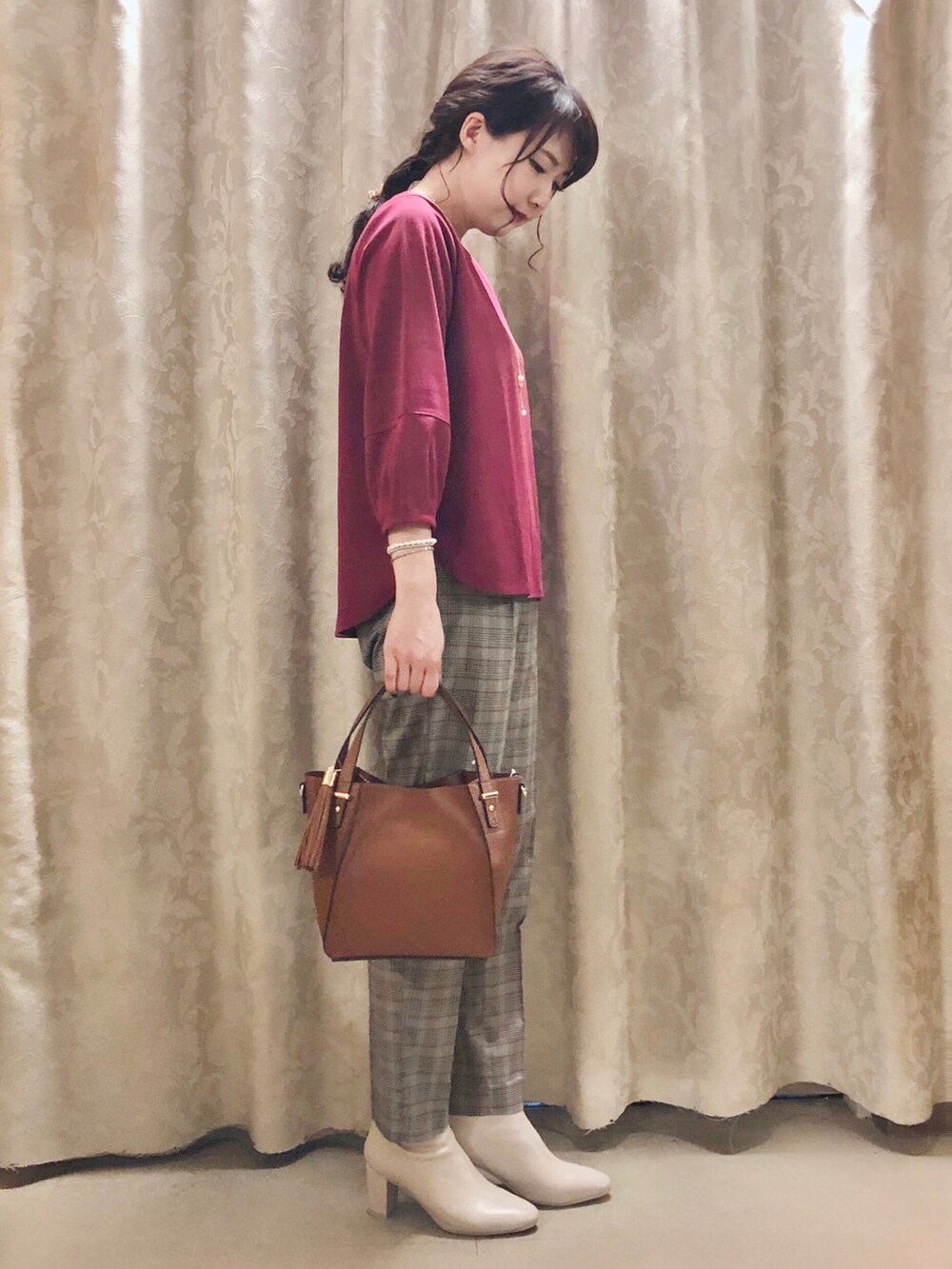 パープル系のTシャツ/カットソー、イエロー系のショルダーバッグ、ホワイト系のブーツを着用したレディースの秋コーディネートの2枚目の写真