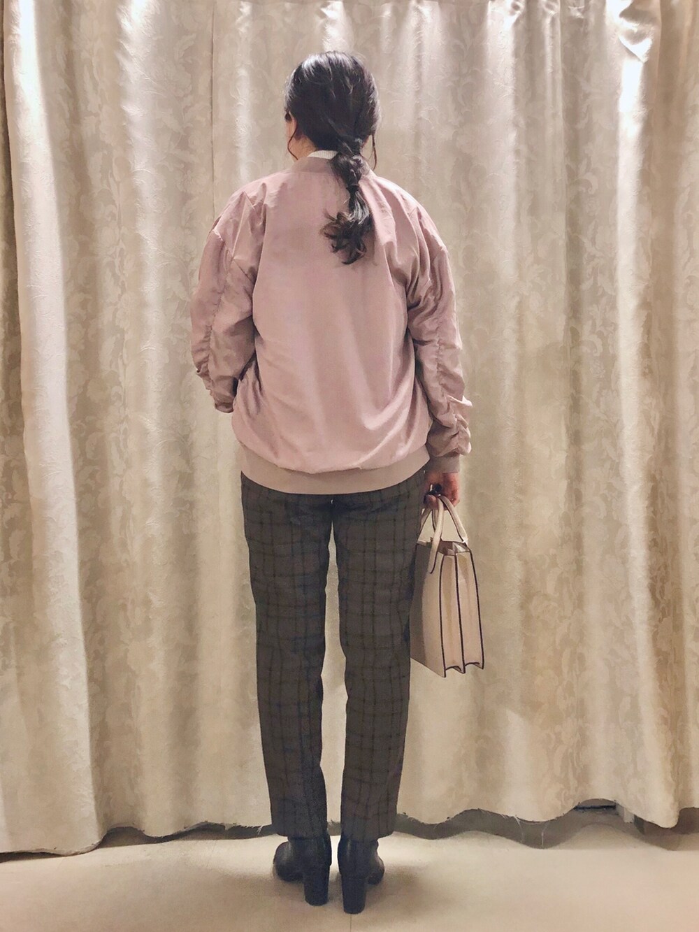 ホワイト系のTシャツ/カットソー、グレー系のショルダーバッグ、ブラック系のブーツを着用したレディースの秋コーディネートの3枚目の写真