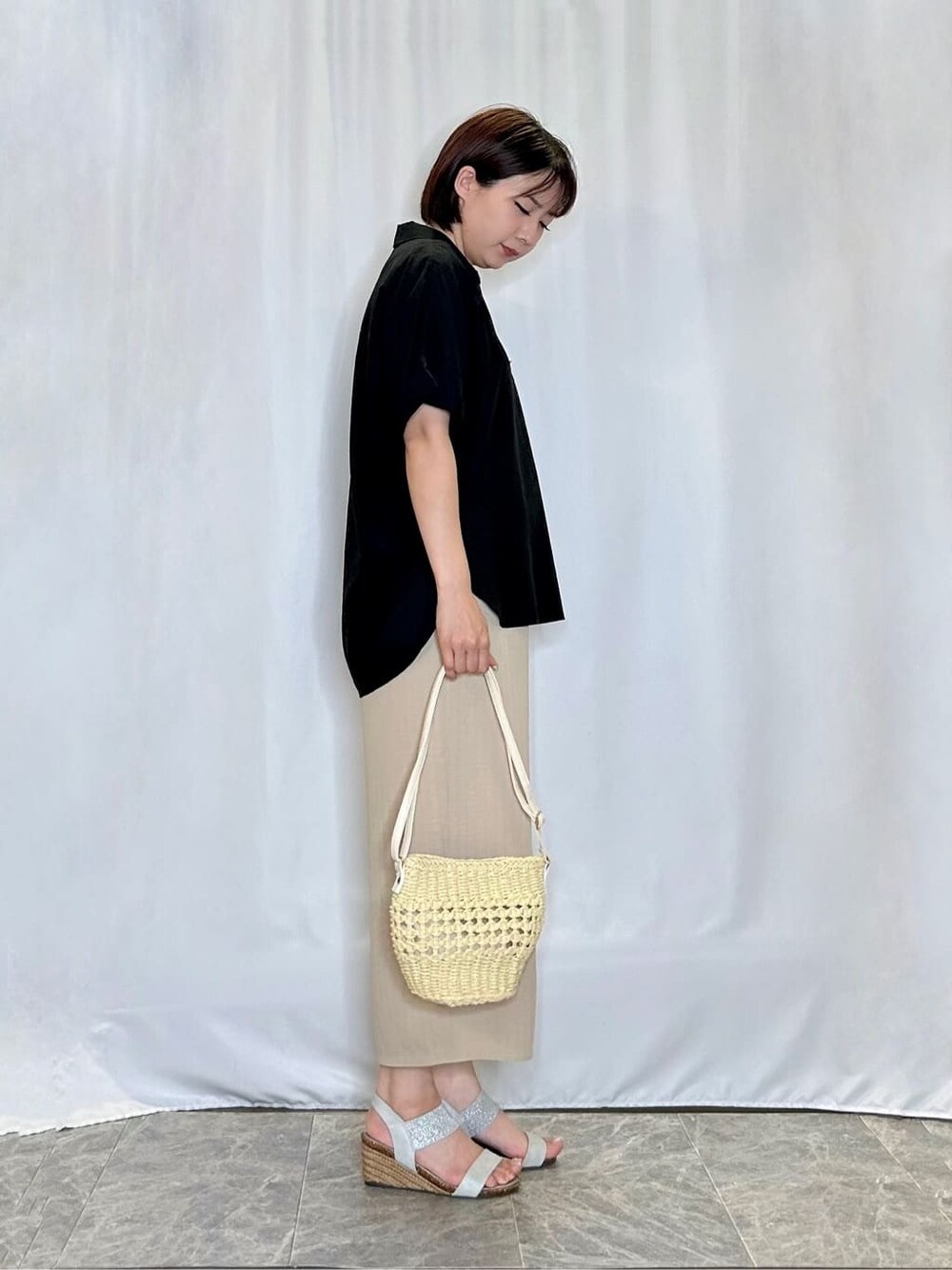 ブラック系のシャツ/ブラウス、ベージュ系のその他パンツ、シルバー系のサンダルを着用したレディースの夏コーディネートの2枚目の写真