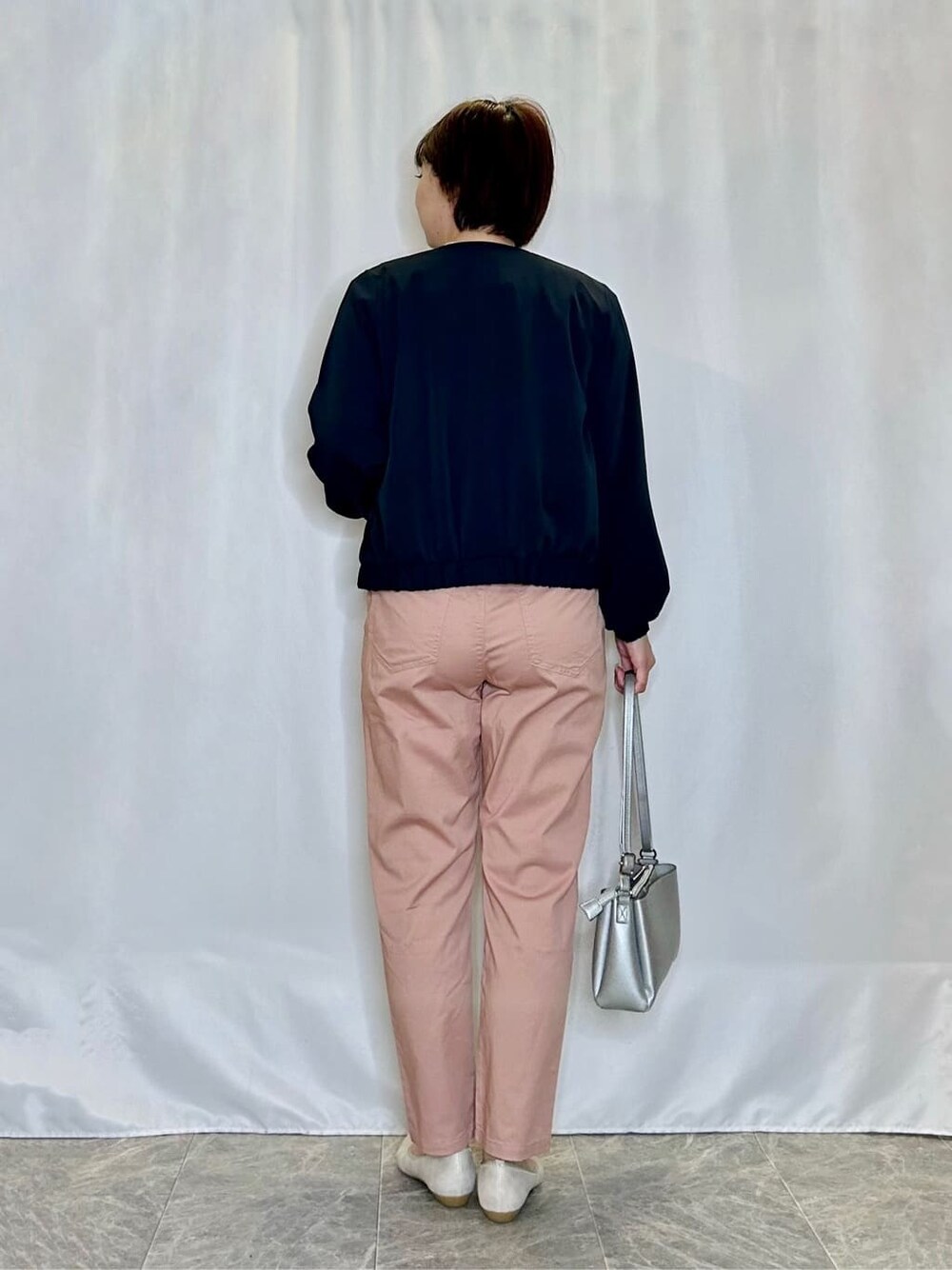 ブルー系のブルゾン、ベージュ系のシャツ/ブラウス、ピンク系のその他パンツを着用したレディースの春コーディネートの3枚目の写真