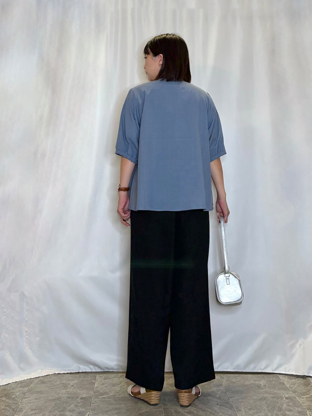 ブルー系のシャツ/ブラウス、ホワイト系のTシャツ/カットソー、ブラック系のその他パンツを着用したレディースの夏コーディネートの5枚目の写真