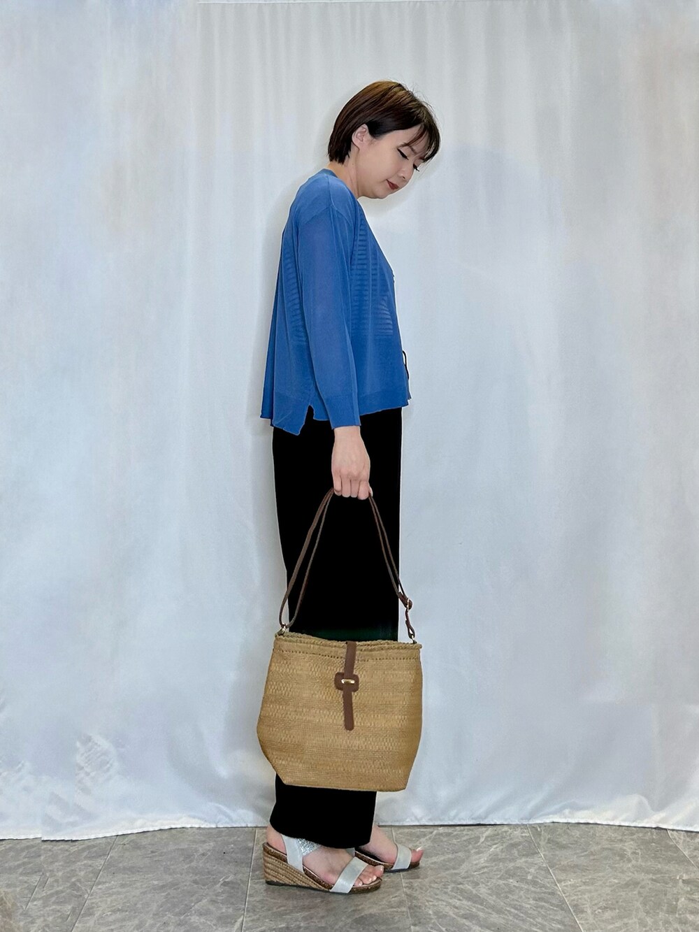 ブラック系のその他パンツ、シルバー系のサンダル、ベージュ系のショルダーバッグを着用したレディースの春コーディネートの2枚目の写真