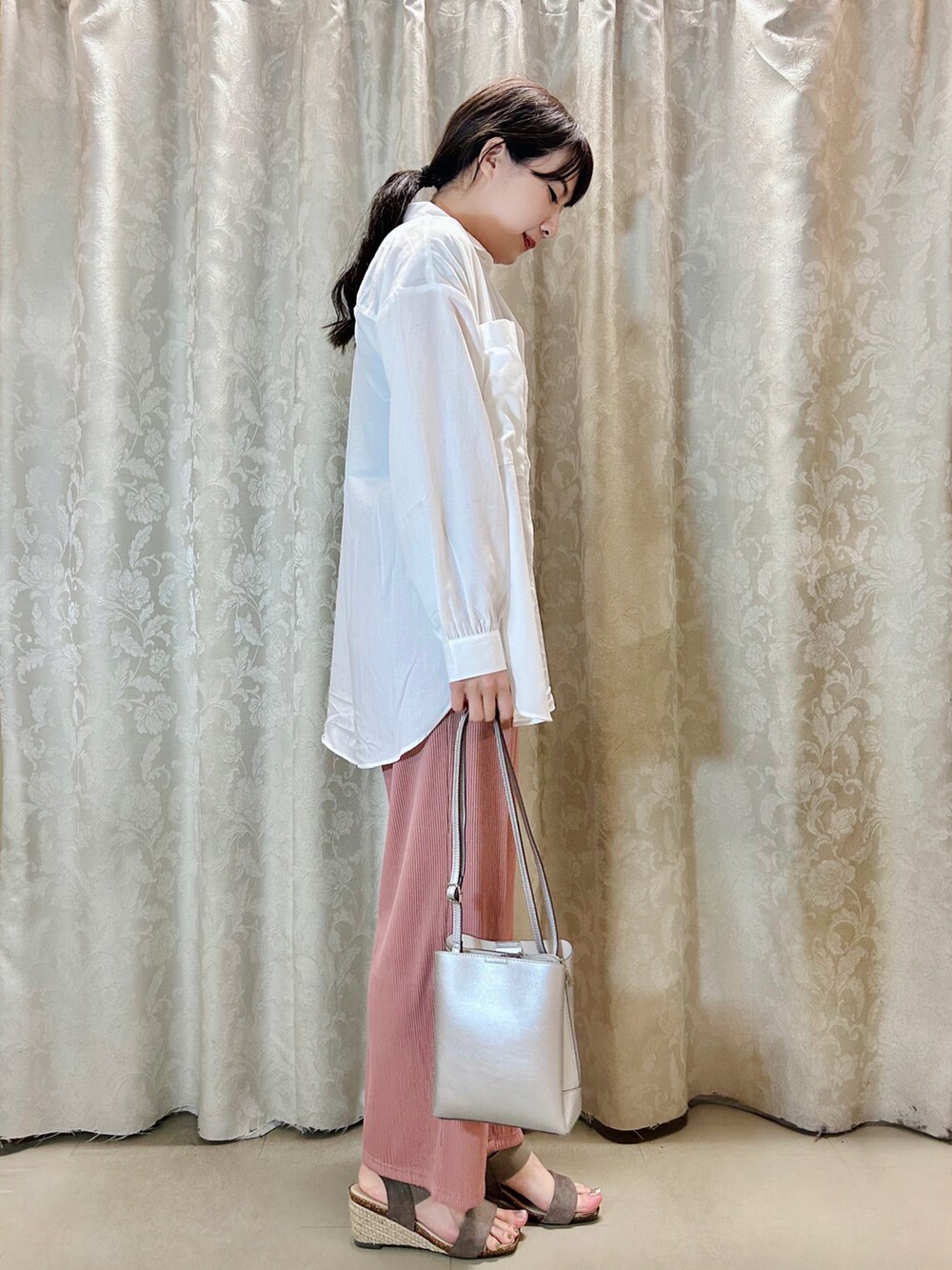 ホワイト系のシャツ/ブラウス、ブラック系のタンクトップ、ブラウン系のサンダルを着用したレディースの春コーディネートの2枚目の写真