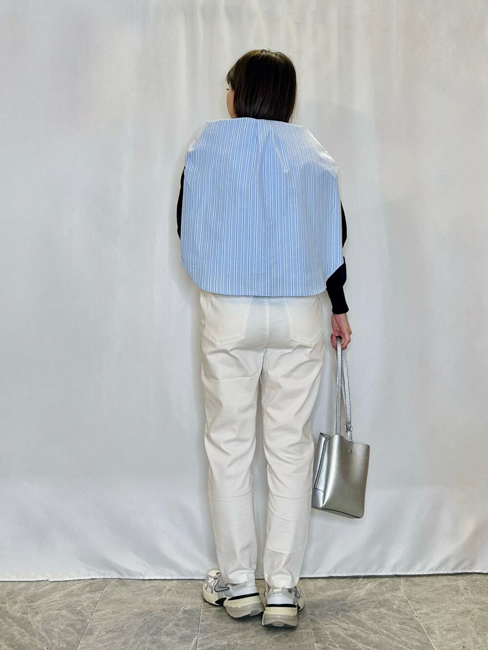 ホワイト系のその他パンツ、シルバー系のショルダーバッグ、ブルー系のシャツ/ブラウスを着用したレディースの春コーディネートの3枚目の写真