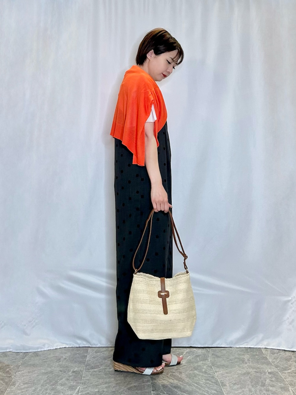 ホワイト系のTシャツ/カットソー、シルバー系のサンダル、グレー系のサロペット/オーバーオールを着用したレディースの春コーディネートの2枚目の写真