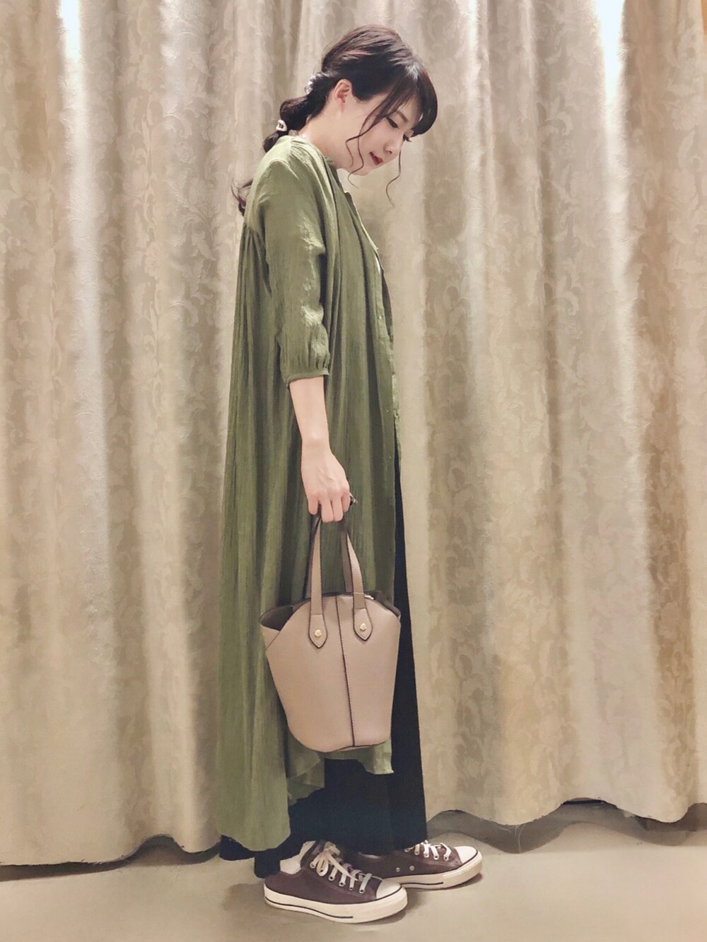 ブラック系のスカート、ベージュ系のトートバッグ、ホワイト系のTシャツ/カットソーを着用したレディースの夏コーディネートの2枚目の写真