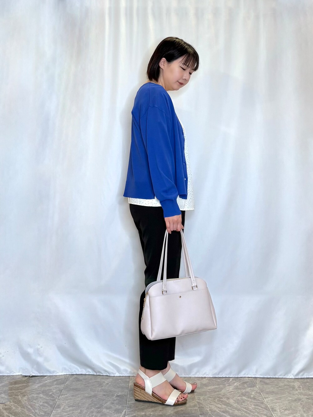 ブルー系のカーディガン/ボレロ、ホワイト系のシャツ/ブラウス、ブラック系のその他パンツを着用したレディースの春コーディネートの2枚目の写真