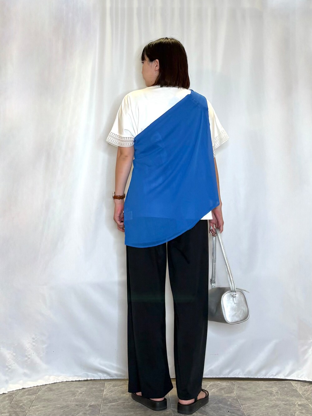 ブルー系のシャツ/ブラウス、ホワイト系のTシャツ/カットソー、ブラック系のその他パンツを着用したレディースの夏コーディネートの5枚目の写真