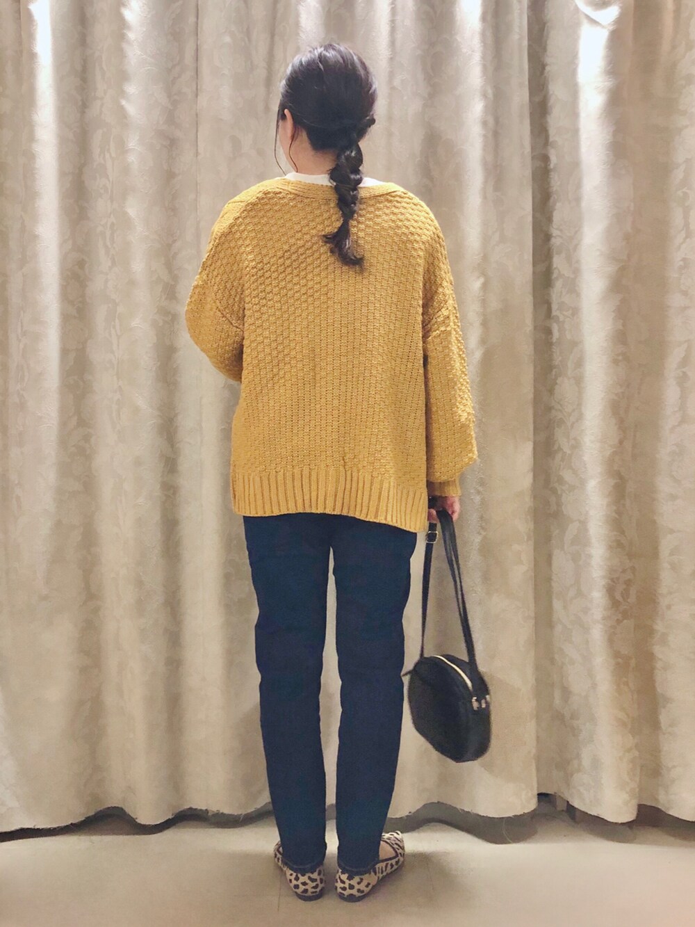 イエロー系のカーディガン/ボレロ、ベージュ系のスウェット、ブラウン系のパンプスを着用したレディースの秋コーディネートの3枚目の写真