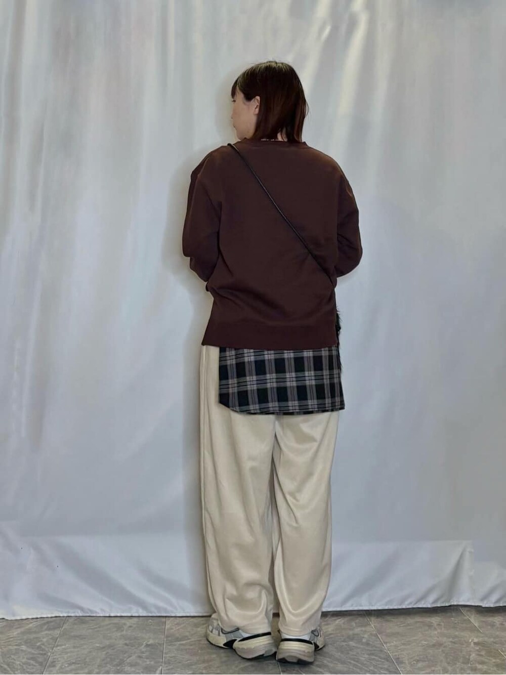 ブラウン系のスウェット、ブラック系のシャツ/ブラウス、ホワイト系のその他パンツを着用したレディースの秋コーディネートの3枚目の写真