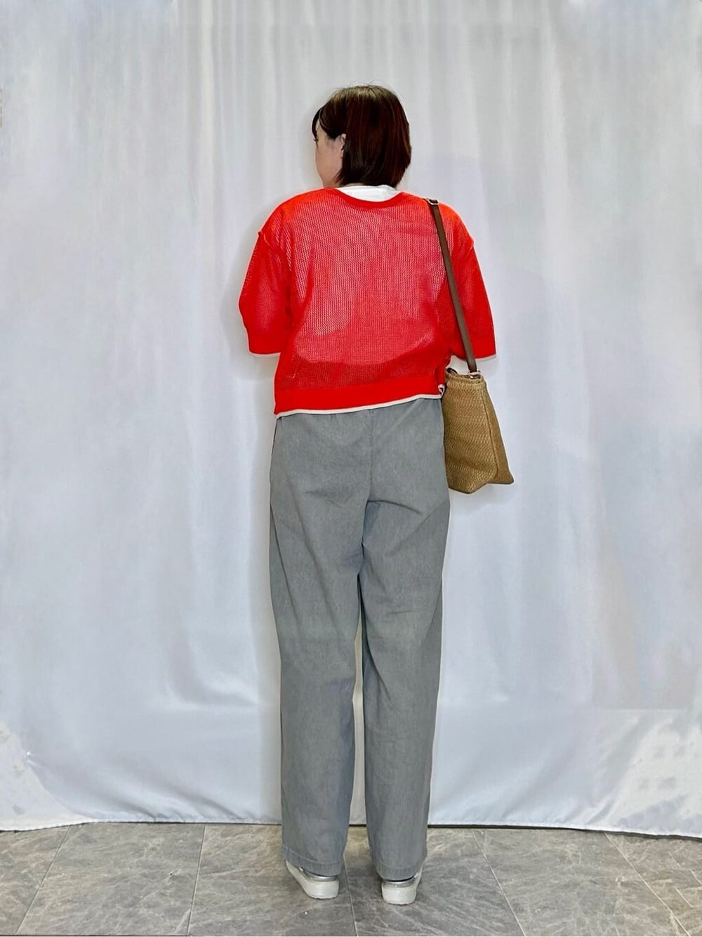 レッド系のその他トップス、グレー系のその他パンツ、シルバー系のサンダルを着用したレディースの夏コーディネートの3枚目の写真