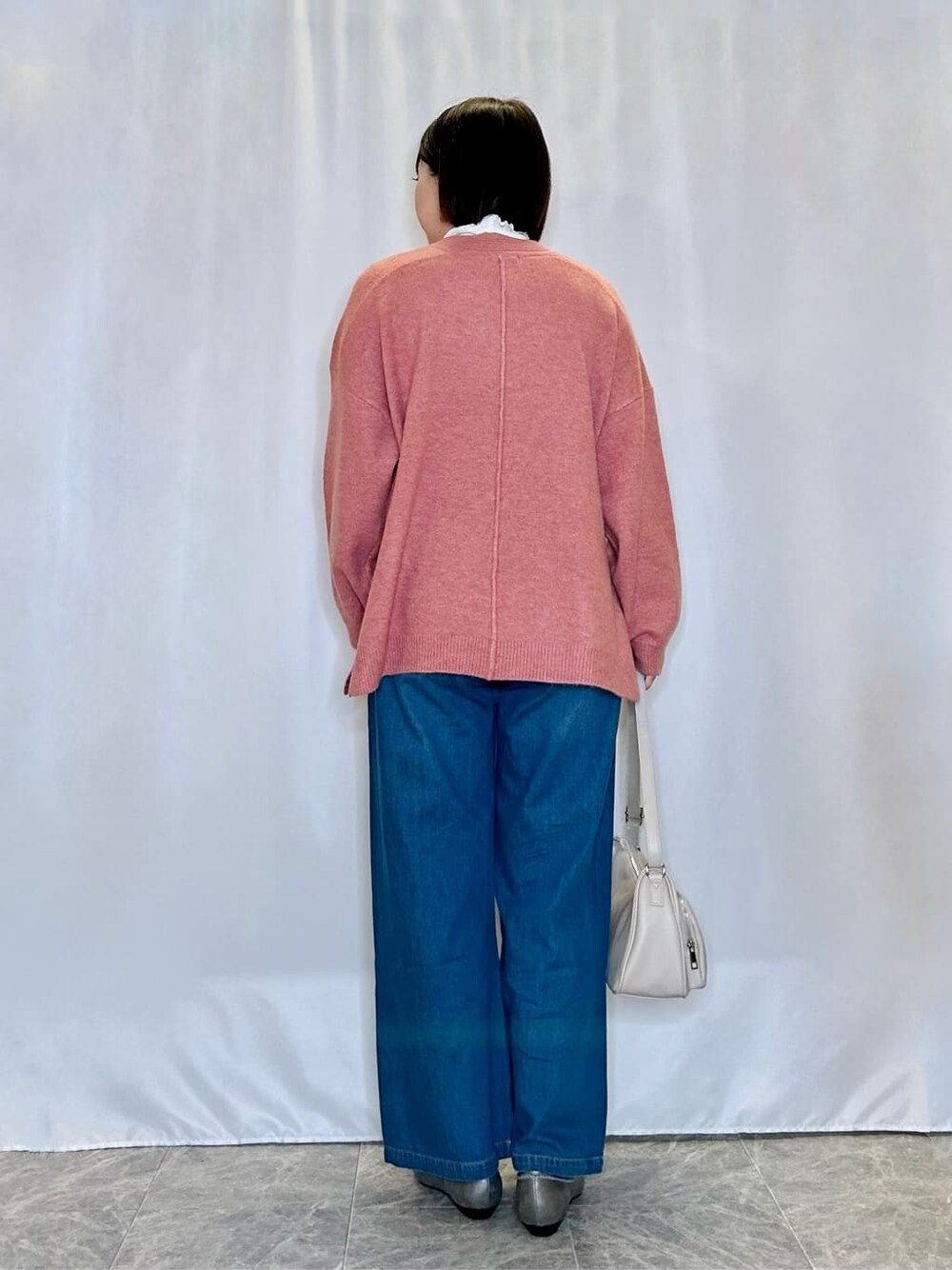 ピンク系のニット/セーター、ホワイト系のTシャツ/カットソー、その他のその他シューズを着用したレディースの冬コーディネートの3枚目の写真