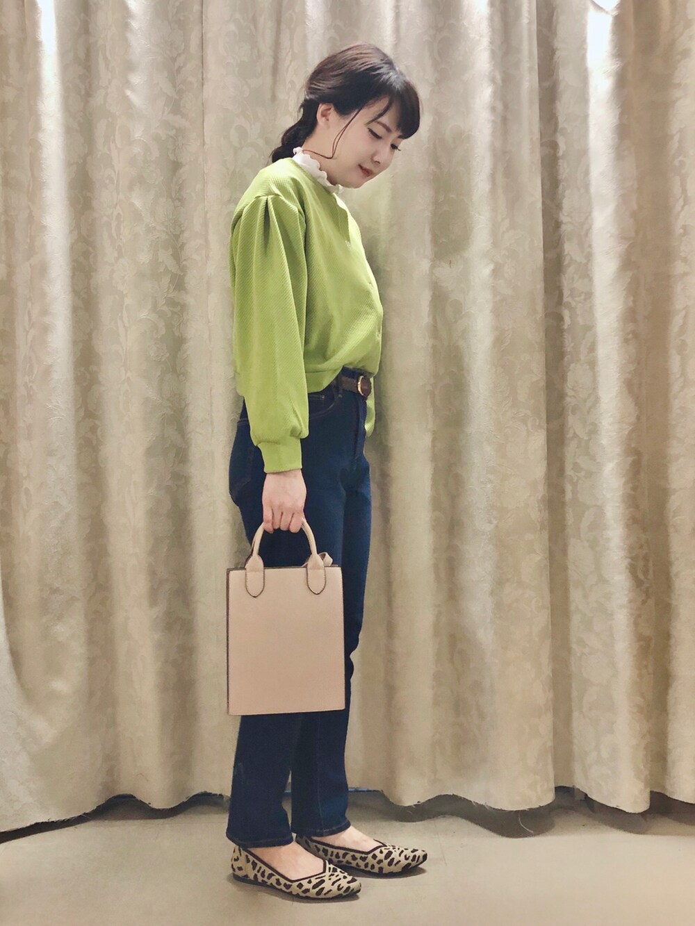 グレー系のショルダーバッグ、ブラウン系のパンプス、グリーン系のカーディガン/ボレロを着用したレディースの秋コーディネートの2枚目の写真