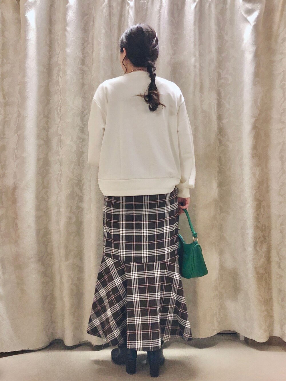 グリーン系のショルダーバッグ、ブラック系のブーツ、ベージュ系のスウェットを着用したレディースの秋コーディネートの3枚目の写真