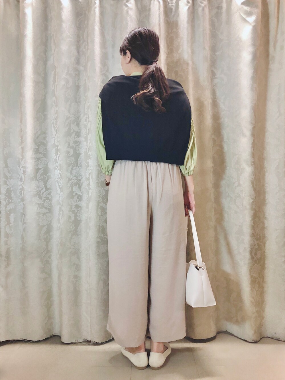 ベージュ系のその他パンツ、グリーン系のシャツ/ブラウス、ベージュ系のパンプスを着用したレディースの春コーディネートの3枚目の写真