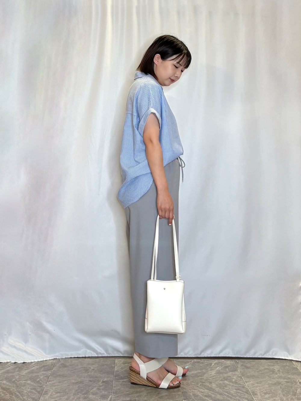 ブルー系のシャツ/ブラウス、グレー系のその他パンツ、ホワイト系のサンダルを着用したレディースの夏コーディネートの4枚目の写真
