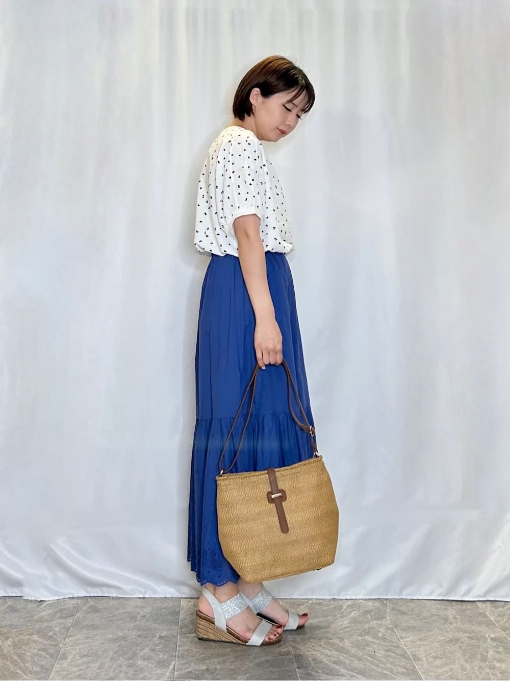 ホワイト系のシャツ/ブラウス、ブルー系のスカート、シルバー系のサンダルを着用したレディースの夏コーディネートの2枚目の写真