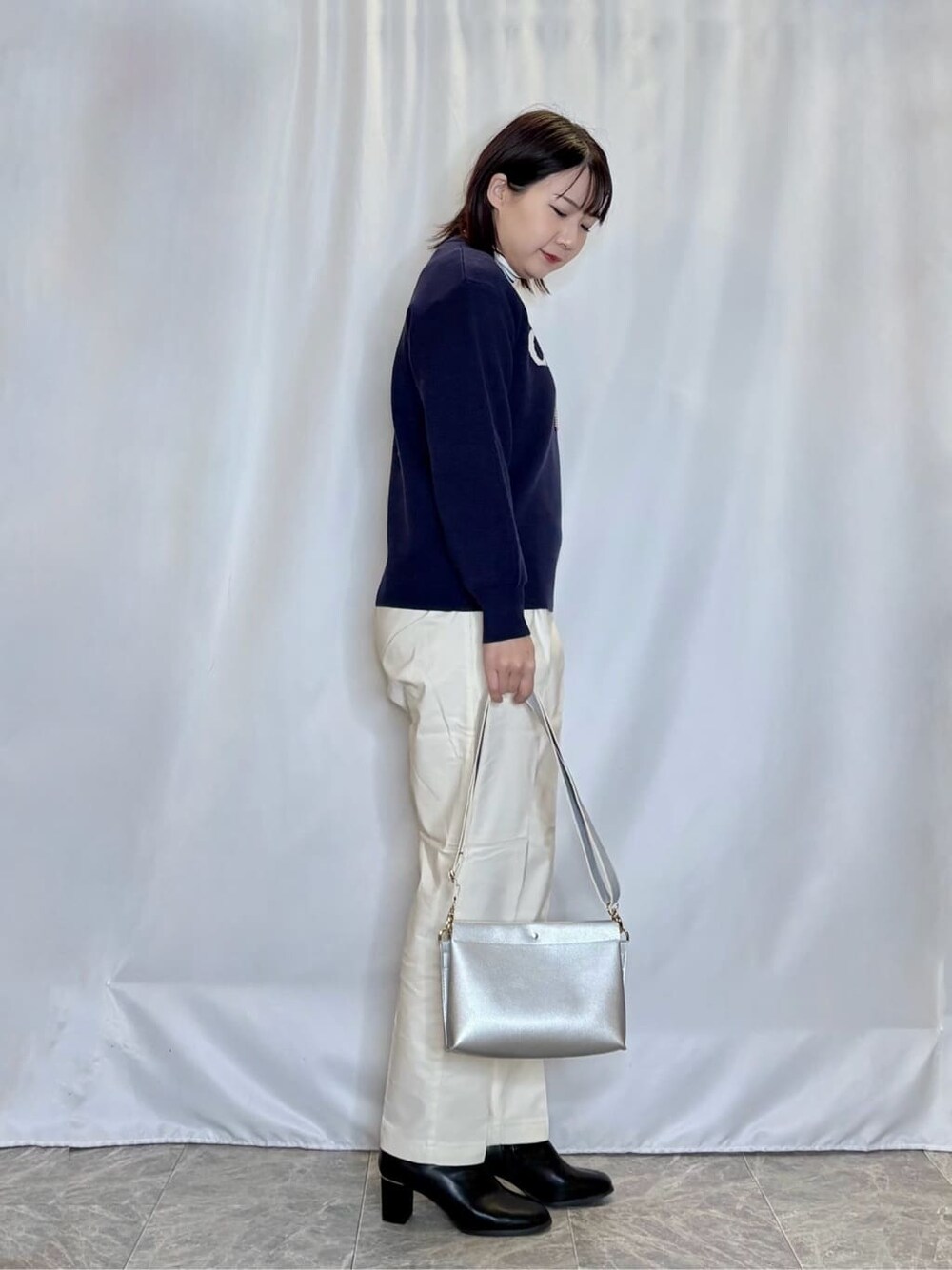 ブルー系のニット/セーター、ブラック系のTシャツ/カットソー、ホワイト系のその他パンツを着用したレディースの冬コーディネートの2枚目の写真