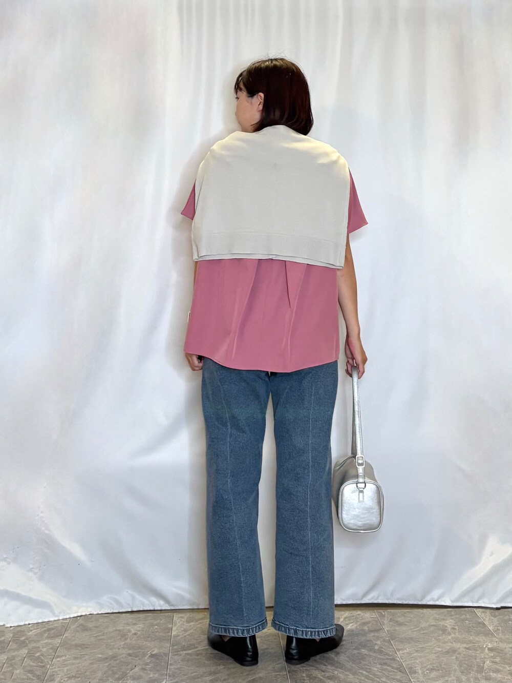 グレー系のカーディガン/ボレロ、ピンク系のTシャツ/カットソー、ブルー系のデニムパンツを着用したレディースの夏コーディネートの3枚目の写真