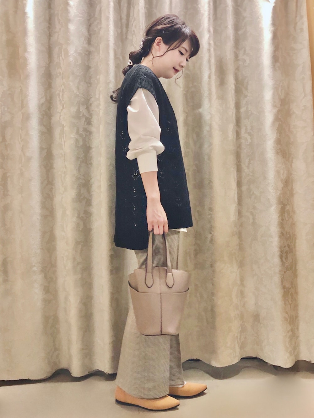 ブラック系のベスト、ホワイト系のシャツ/ブラウス、ベージュ系のその他パンツを着用したレディースの夏コーディネートの2枚目の写真