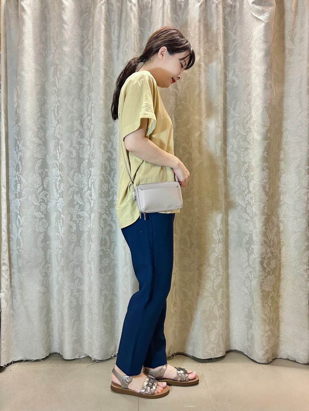 ブルー系のその他パンツ、その他のサンダル、イエロー系のシャツ/ブラウスを着用したレディースの夏コーディネートの2枚目の写真