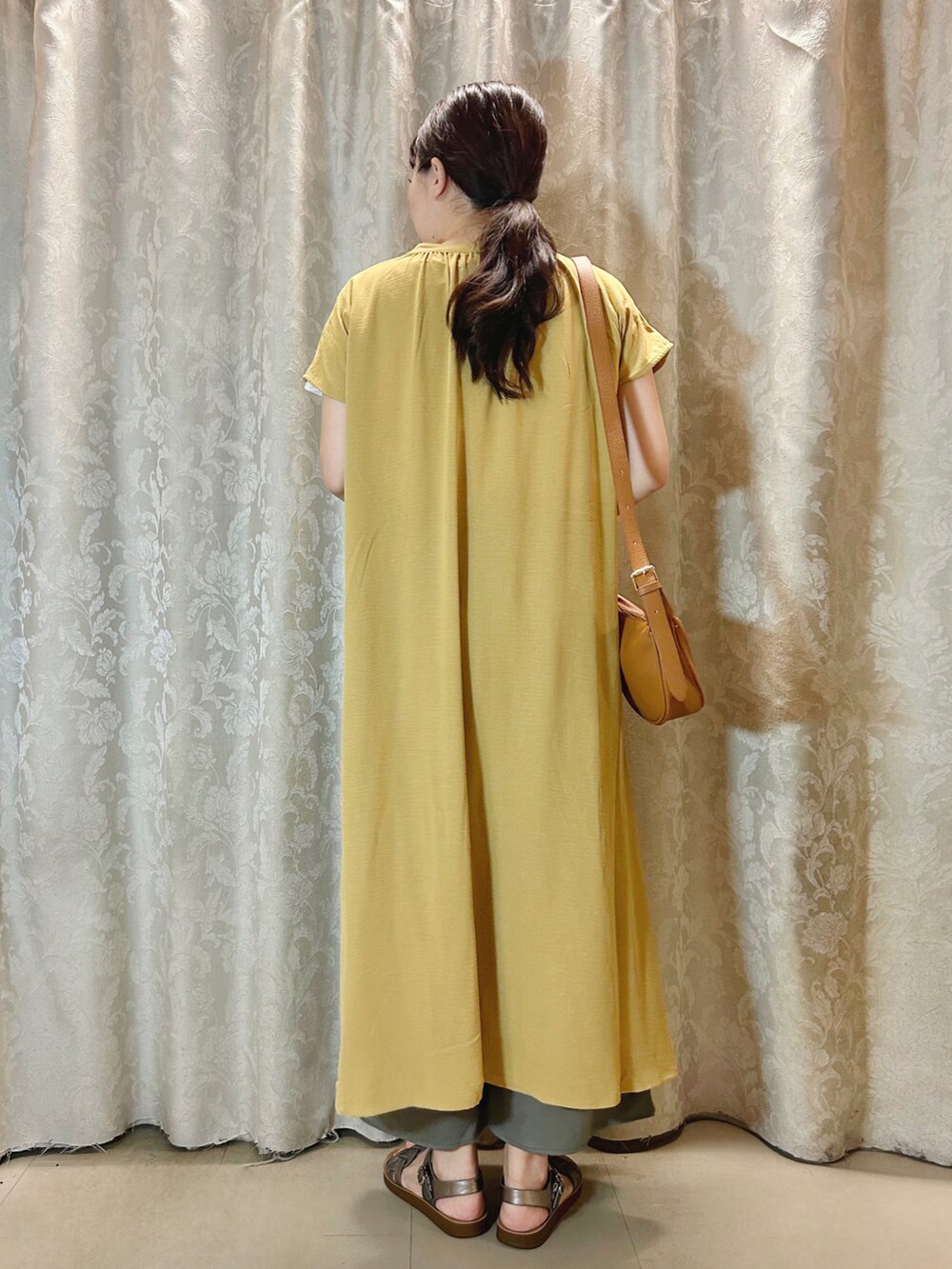 ホワイト系のTシャツ/カットソー、イエロー系のシャツ/ブラウス、その他のサンダルを着用したレディースの夏コーディネートの3枚目の写真