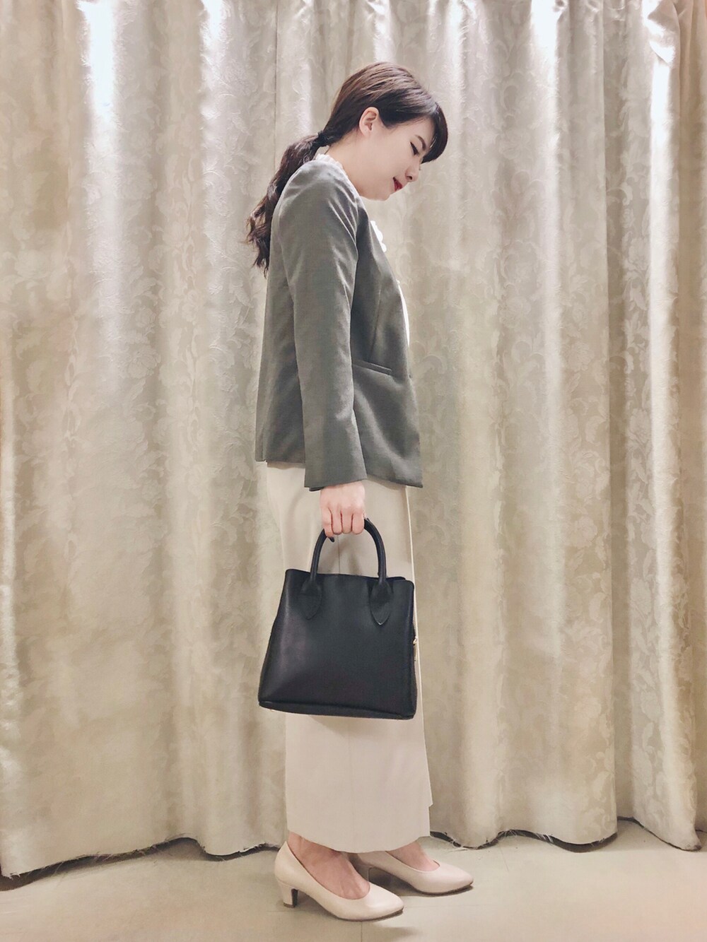 ホワイト系のシャツ/ブラウス、グレー系のノーカラージャケット、ベージュ系のその他パンツを着用したレディースの春コーディネートの2枚目の写真