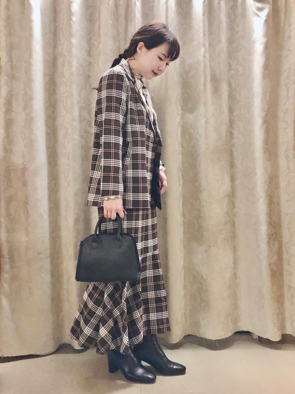 ブラック系のショルダーバッグ、ブラック系のブーツ、ブラウン系のテーラードジャケットを着用したレディースの秋コーディネートの2枚目の写真