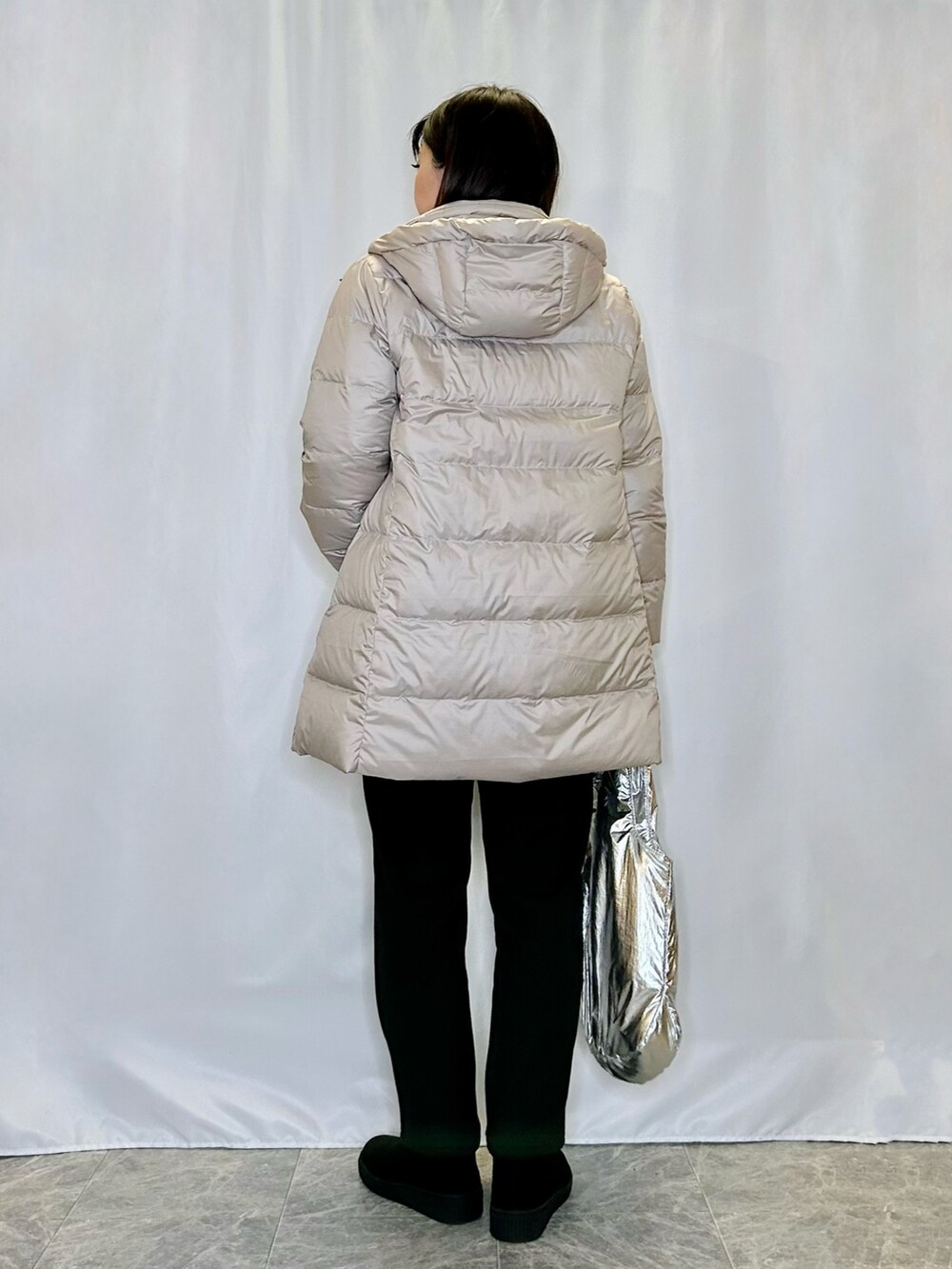 ブラック系のブーツ、ブラック系のその他パンツ、シルバー系のトートバッグを着用したレディースの冬コーディネートの3枚目の写真