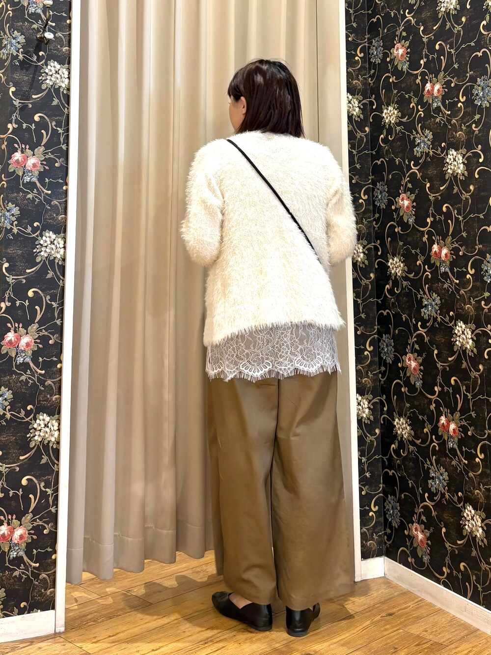ホワイト系のカーディガン/ボレロ、ホワイト系のタンクトップ、ベージュ系のその他パンツを着用したレディースの秋コーディネートの3枚目の写真