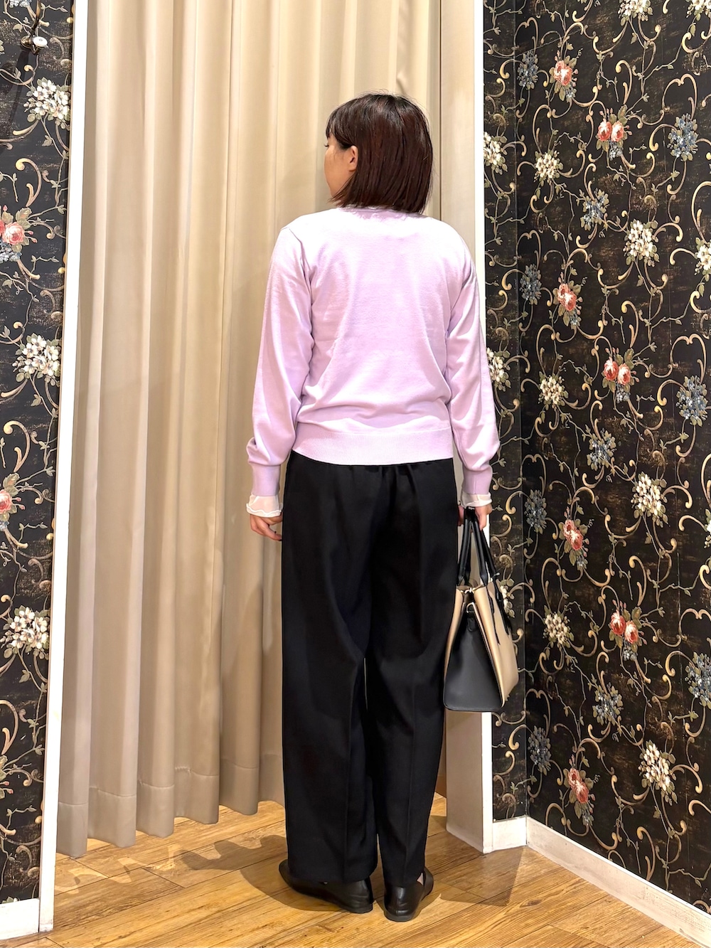 パープル系のニット/セーター、ホワイト系のTシャツ/カットソー、ブラック系のその他パンツを着用したレディースの秋コーディネートの3枚目の写真